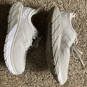 Hoka One One Arahi 5 in Grey